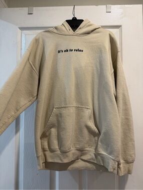 Relax Graphic Hooded Sweatshirt in Cream
